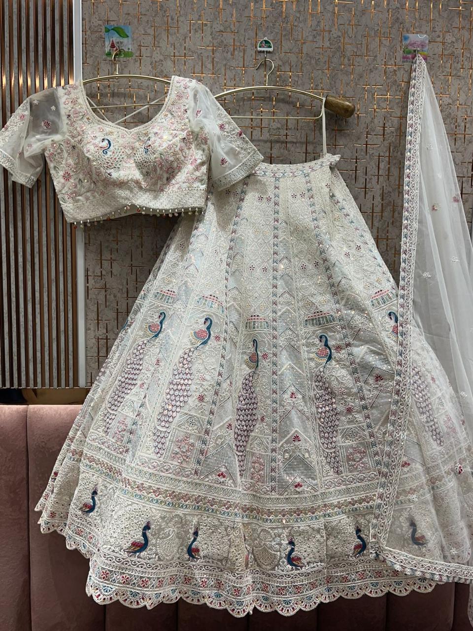 Lehenga azul cielo adornada con top corto de pavo real.