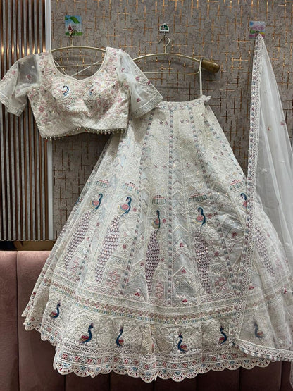 Lehenga azul cielo adornada con top corto de pavo real.