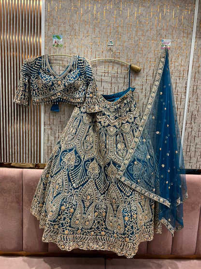 Lehenga majestuoso color azul cielo con top corto.