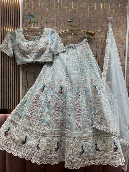 Lehenga azul cielo adornada con top corto de pavo real.