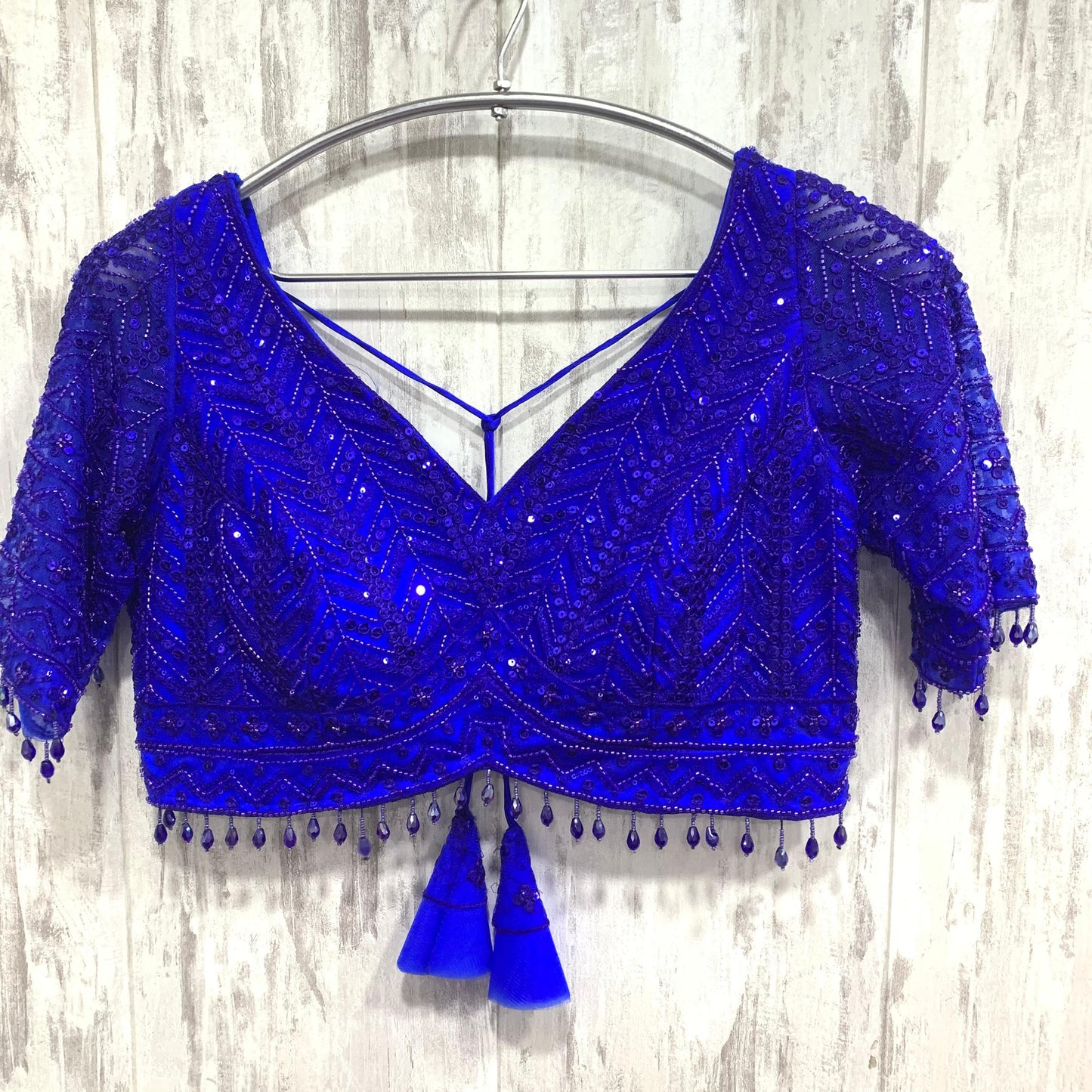 Lehenga azul monocromático con top corto, ideal para la Marina.