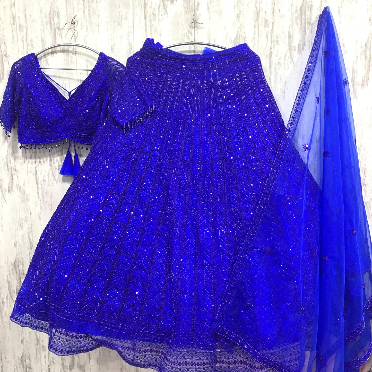 Lehenga azul monocromático con top corto, ideal para la Marina.
