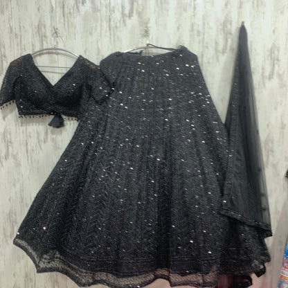 Lehenga azul monocromático con top corto, ideal para la Marina.