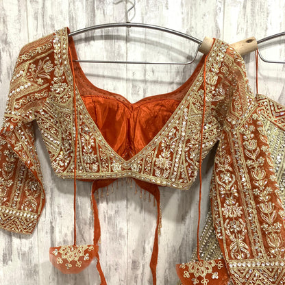 आकर्षक नारंगी हरा मेहंदी स्पेशल क्रॉप टॉप लहंगा