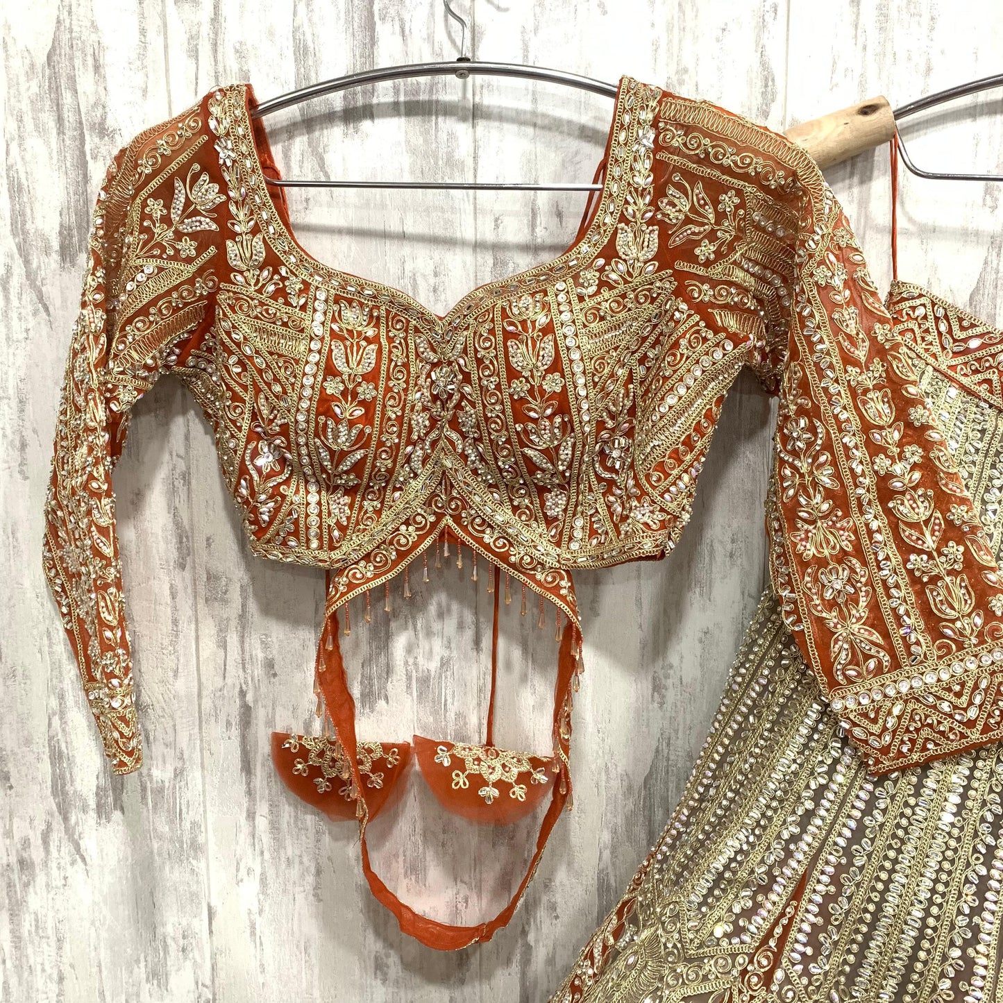 आकर्षक नारंगी हरा मेहंदी स्पेशल क्रॉप टॉप लहंगा