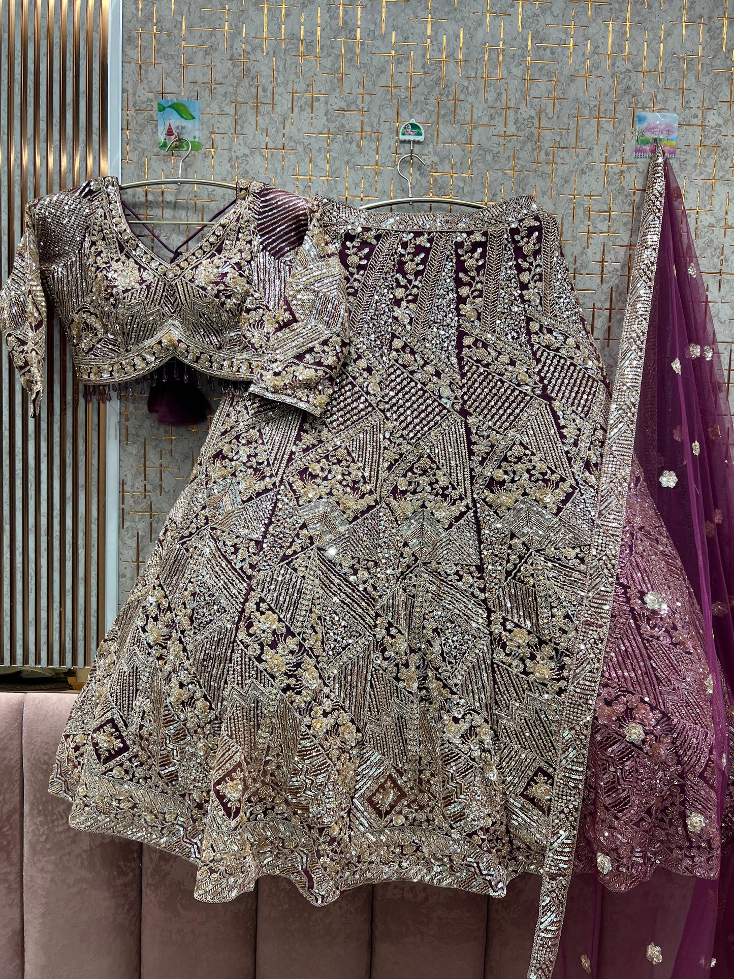 Elegante top corto floral azul real con trabajo en plata y falda Lehenga.