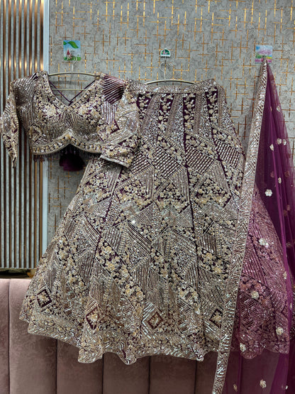 Elegante top corto floral azul real con trabajo en plata y falda Lehenga.