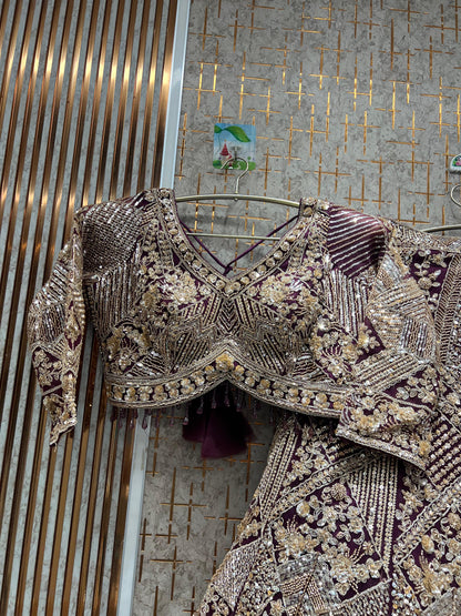 Elegante top corto floral azul real con trabajo en plata y falda Lehenga.