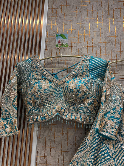 Elegante top corto floral azul real con trabajo en plata y falda Lehenga.