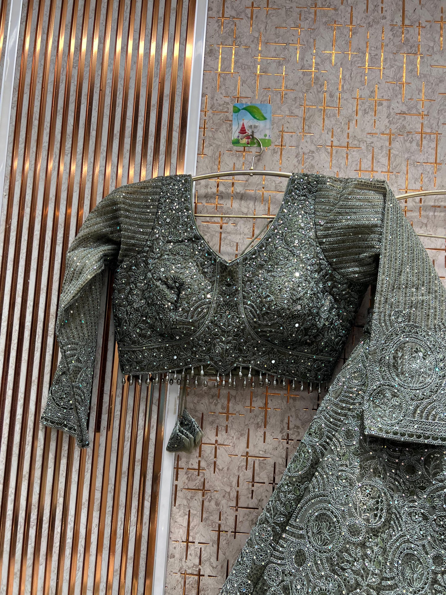 Conjunto de top corto y falda larga (Lehenga) con círculos verdes de mehendi, algo diferente.