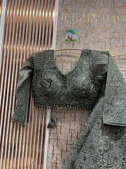 Conjunto de top corto y falda larga (Lehenga) con círculos verdes de mehendi, algo diferente.