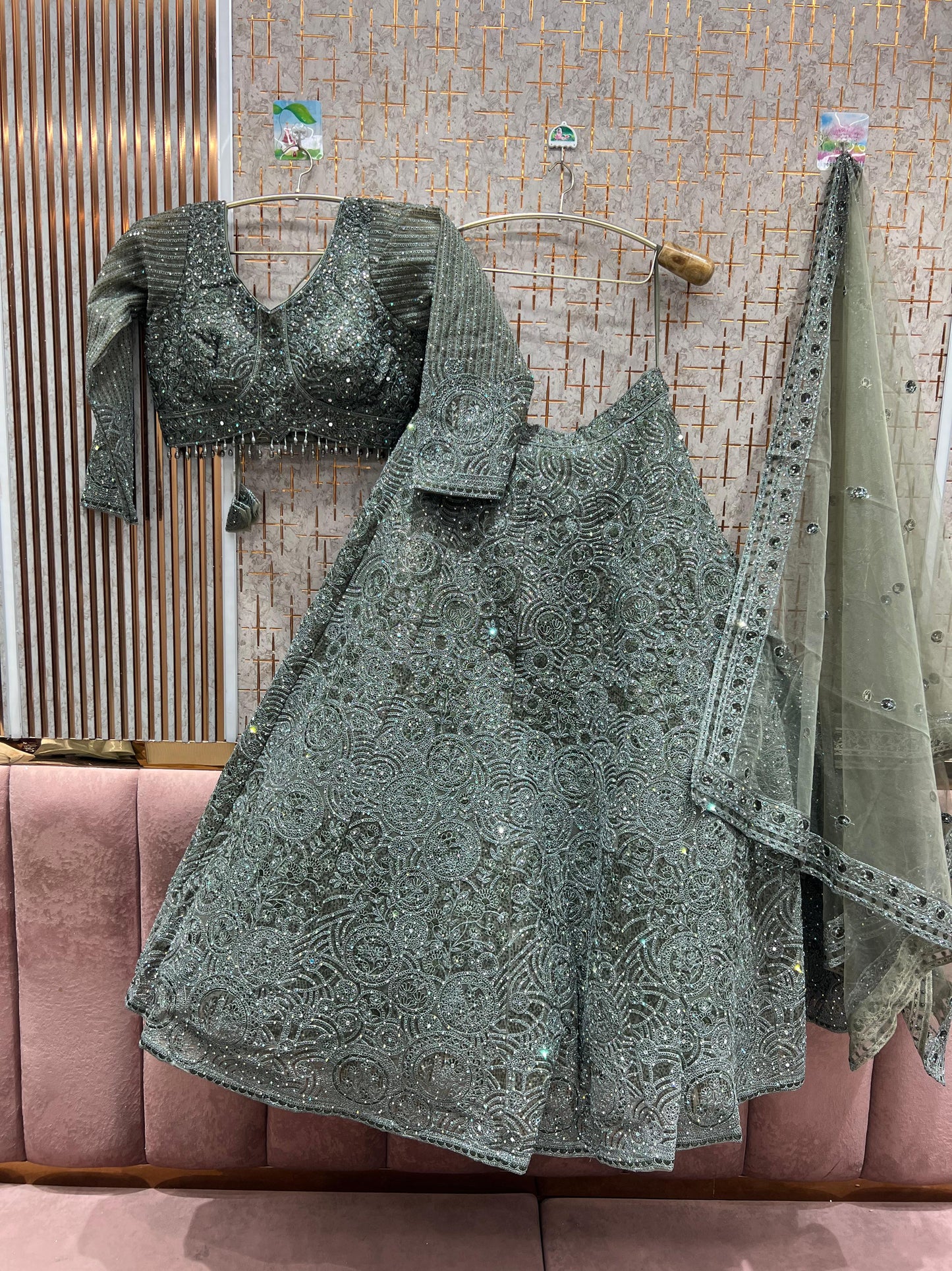 Conjunto de top corto y falda larga (Lehenga) con círculos verdes de mehendi, algo diferente.