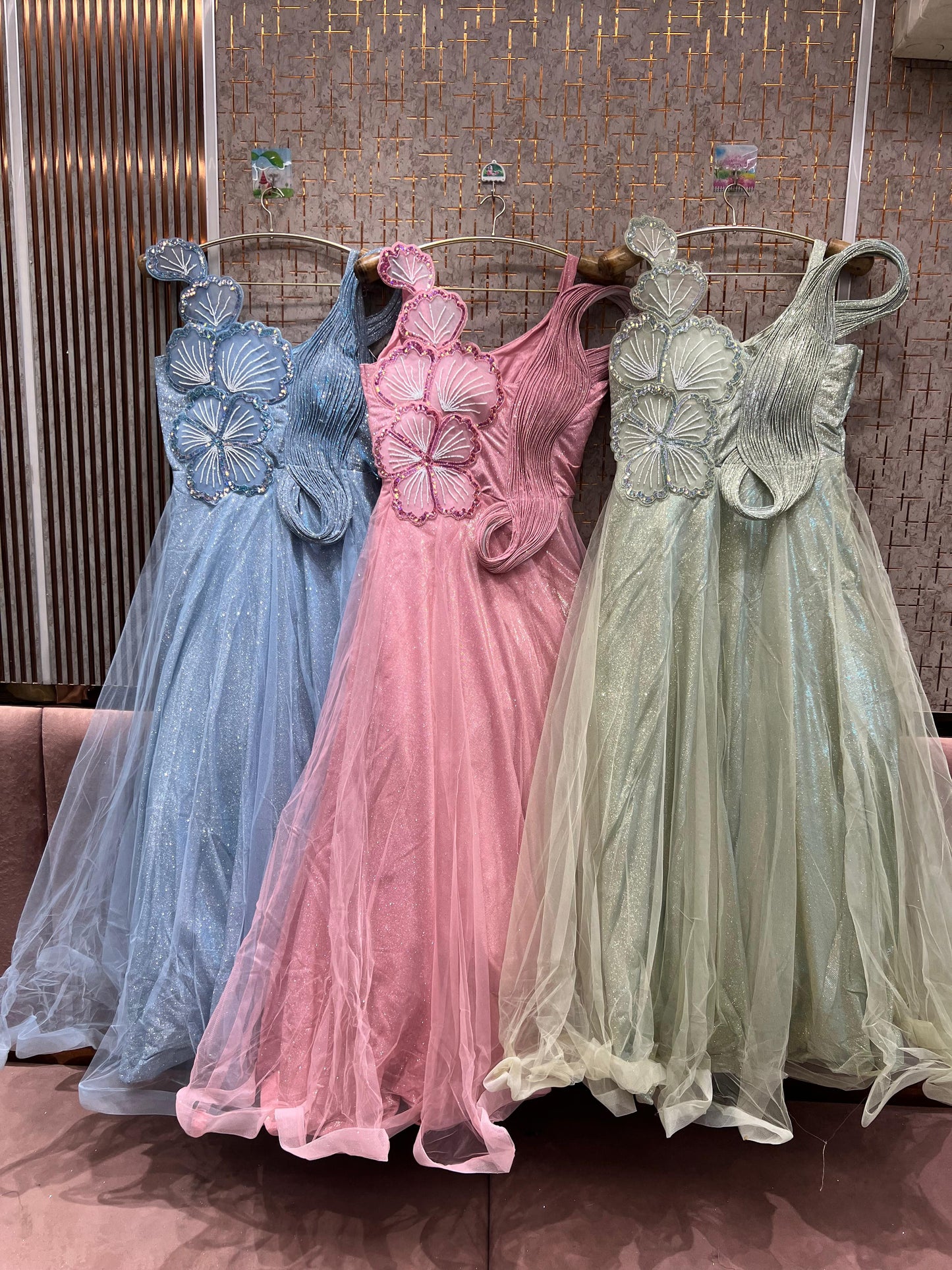 Vestido bonito rosa, verde y azul cielo.