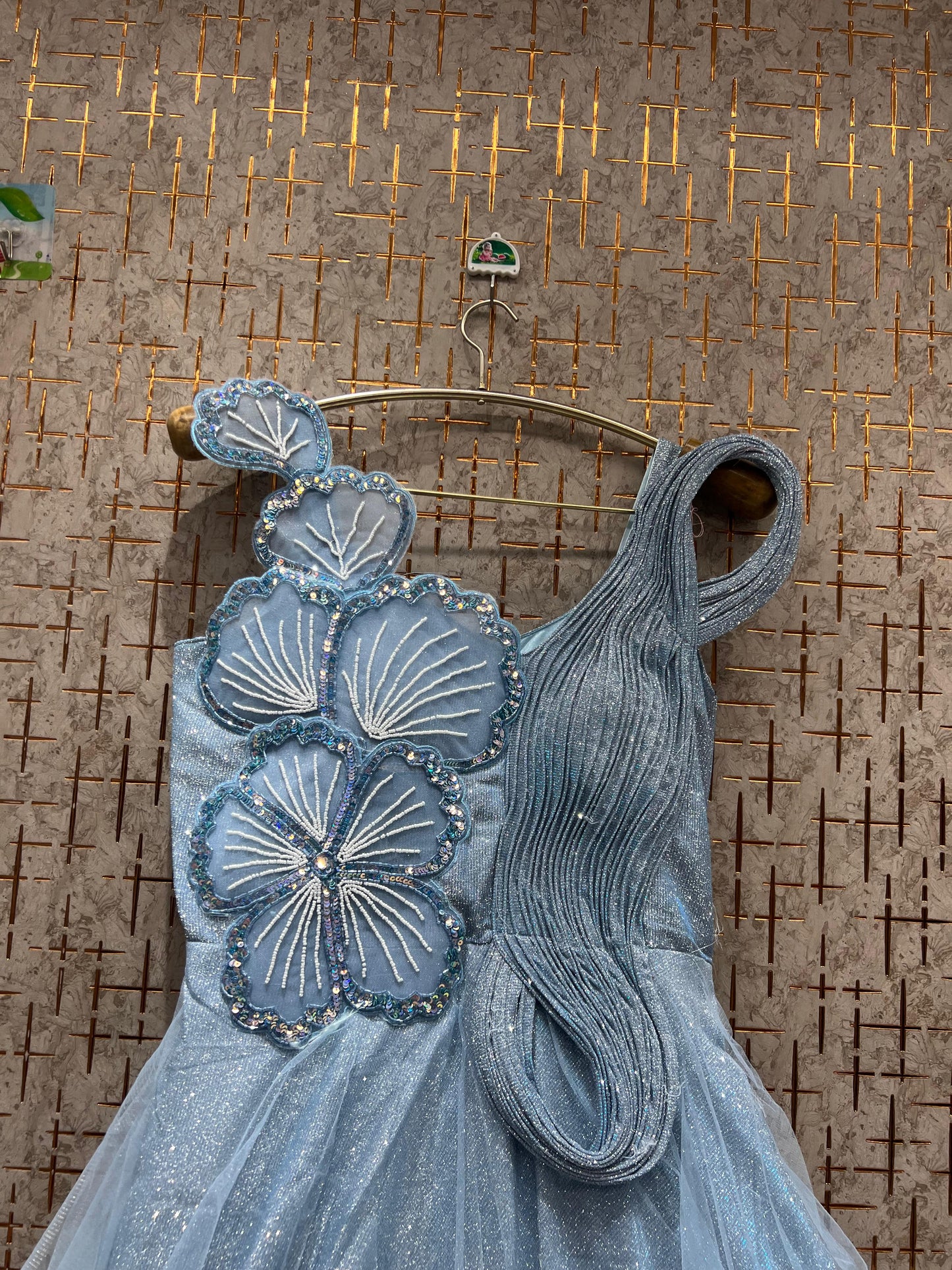 Vestido bonito rosa, verde y azul cielo.