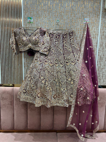 Elegante top corto floral azul real con trabajo en plata y falda Lehenga.