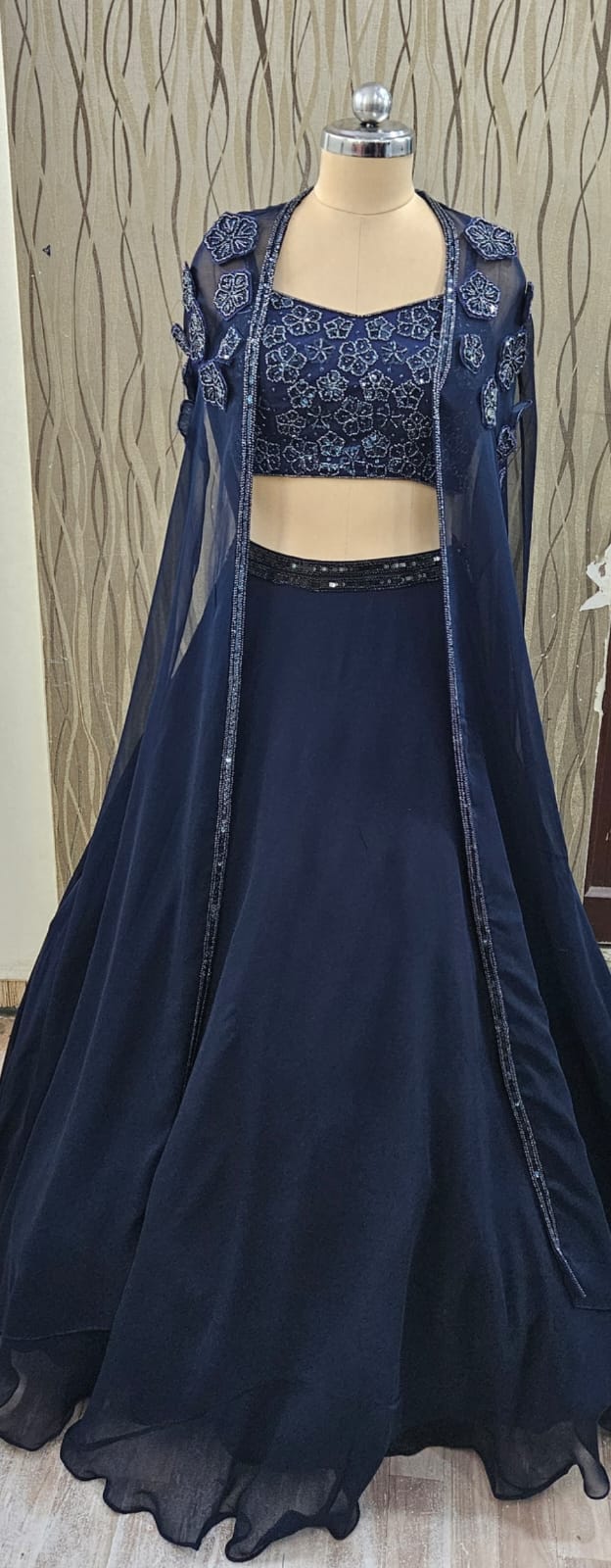 Conjunto de top corto y falda lehenga en un bonito color azul oscuro.