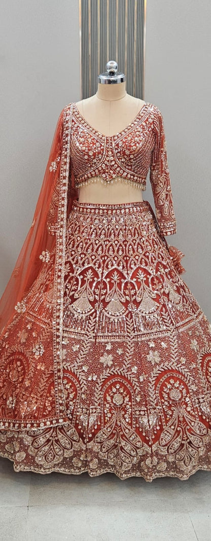 Impresionante Lehenga azul marino con top corto.