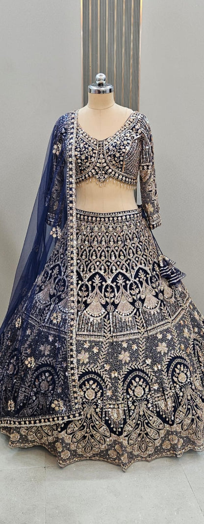 Impresionante Lehenga azul marino con top corto.