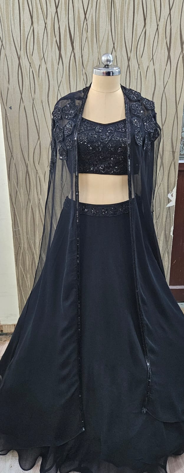 Conjunto de top corto y falda lehenga en un bonito color azul oscuro.