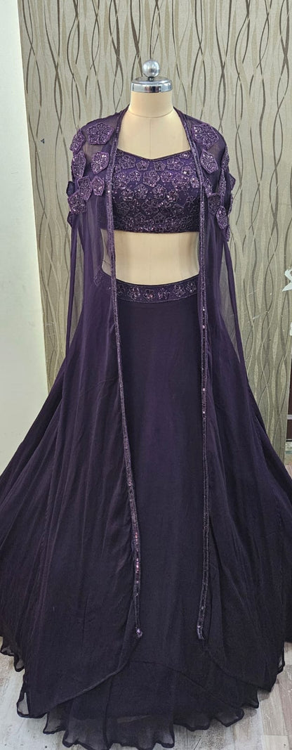Conjunto de top corto y falda lehenga en un bonito color azul oscuro.