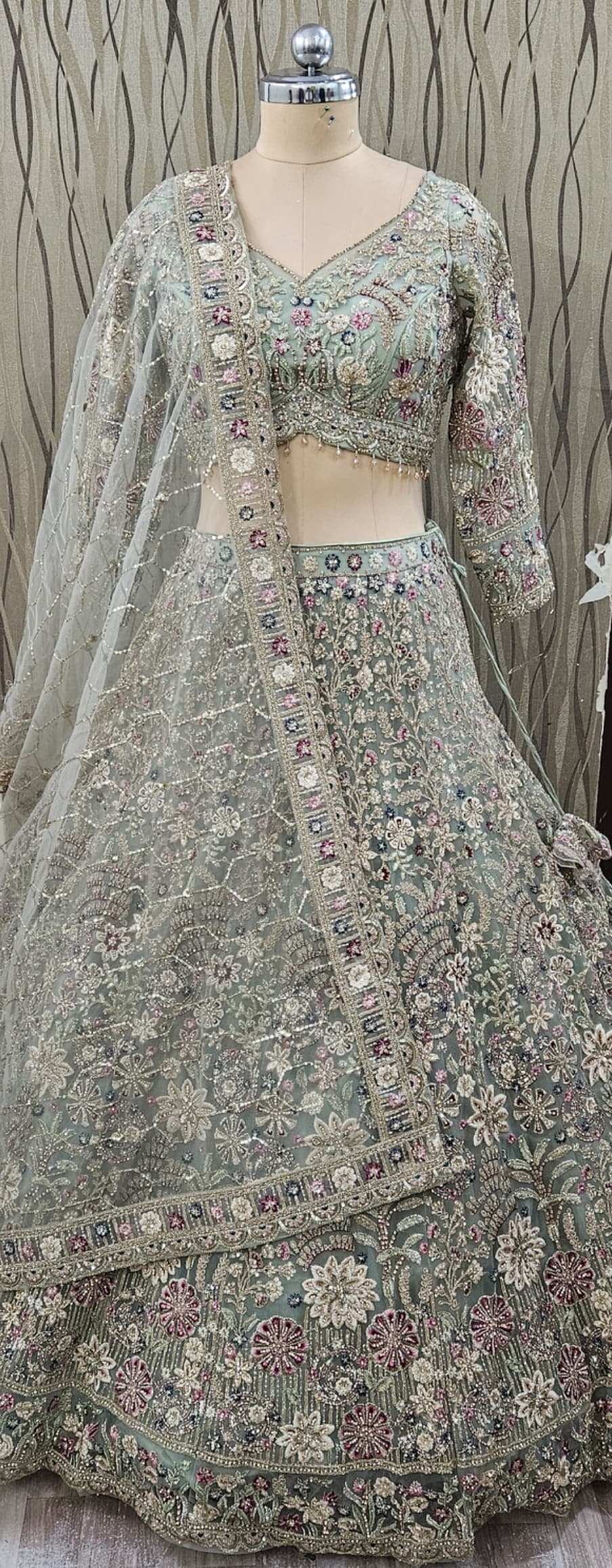 Impresionante top corto color verde pistacho, gris y azul con falda Lehenga.