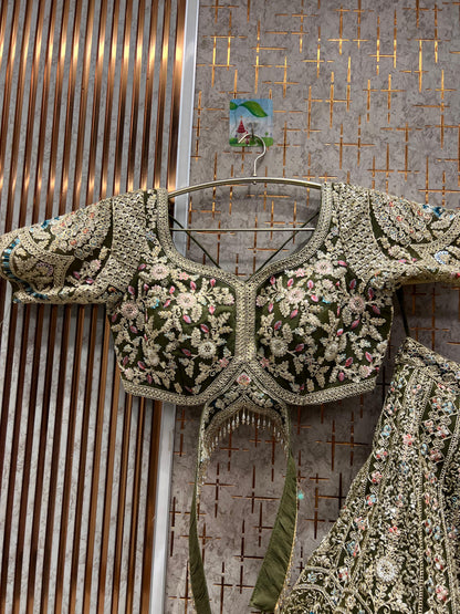 Lehenga con top verde precioso.