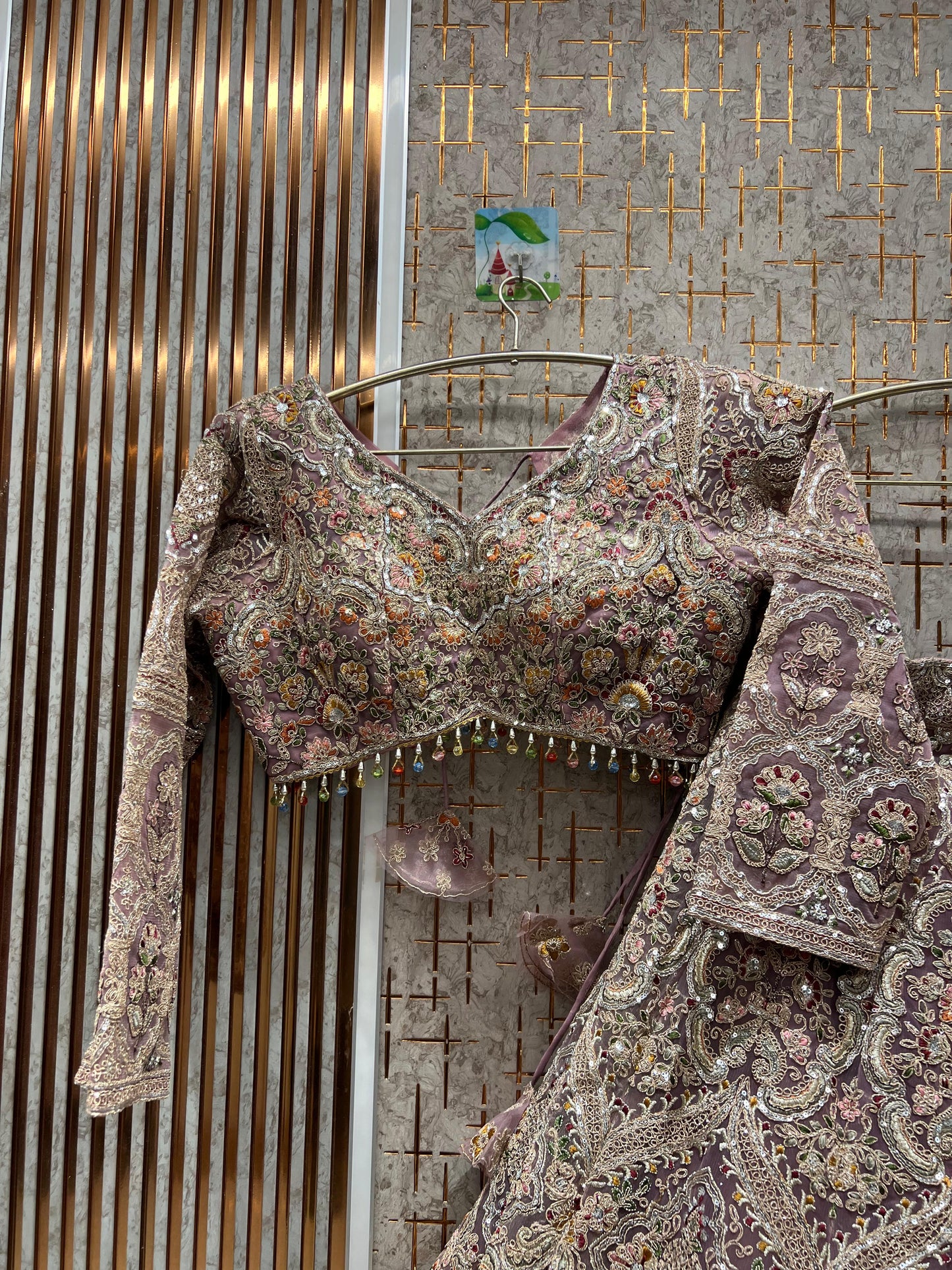 Impresionante crop top color melocotón claro con falda Lehenga.