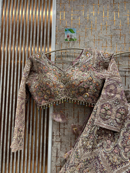 Impresionante crop top color melocotón claro con falda Lehenga.