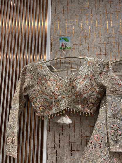 Impresionante crop top color melocotón claro con falda Lehenga.