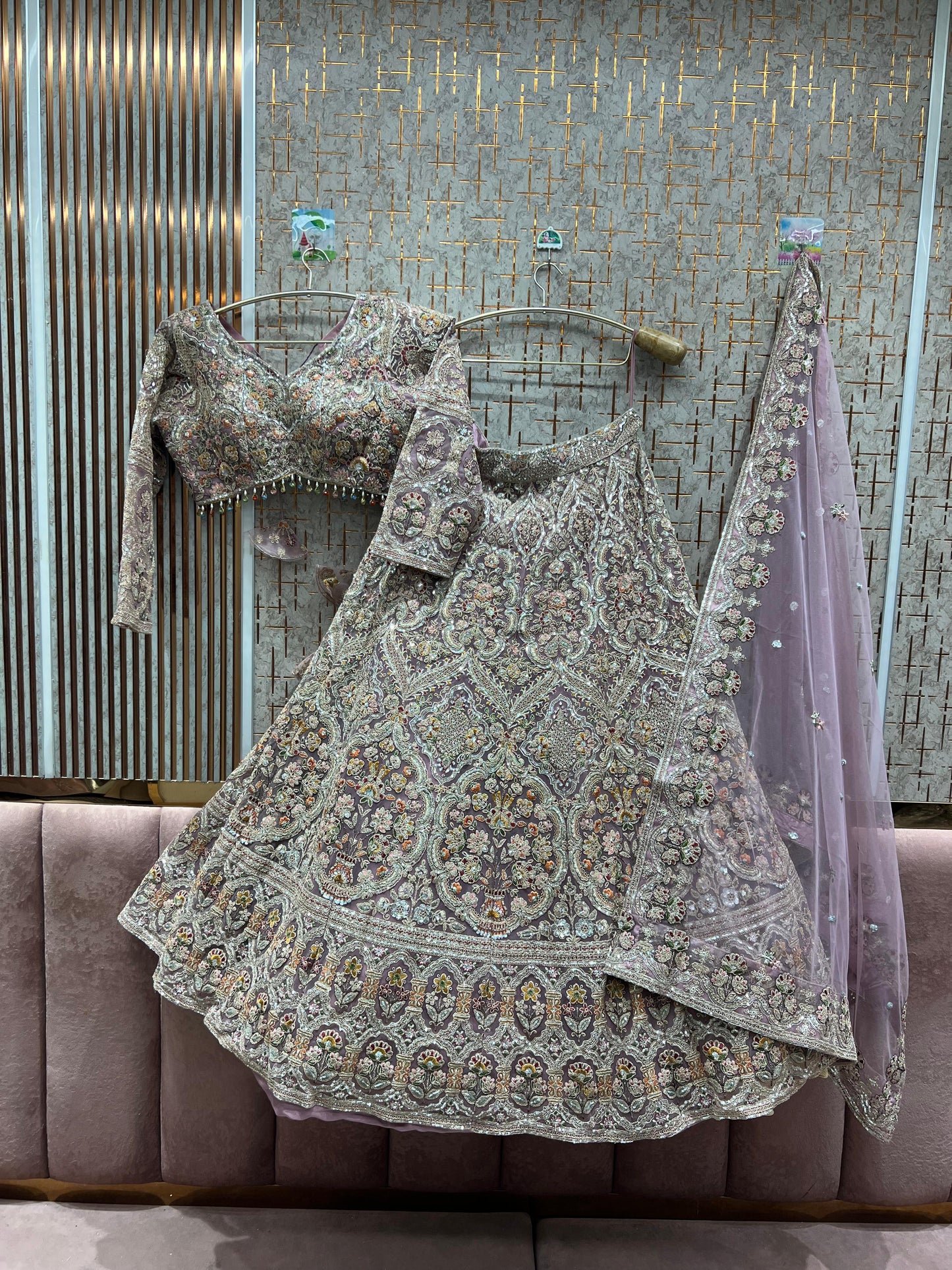 Impresionante crop top color melocotón claro con falda Lehenga.