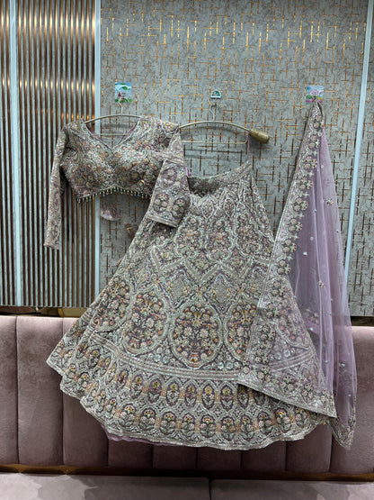 Impresionante crop top color melocotón claro con falda Lehenga.