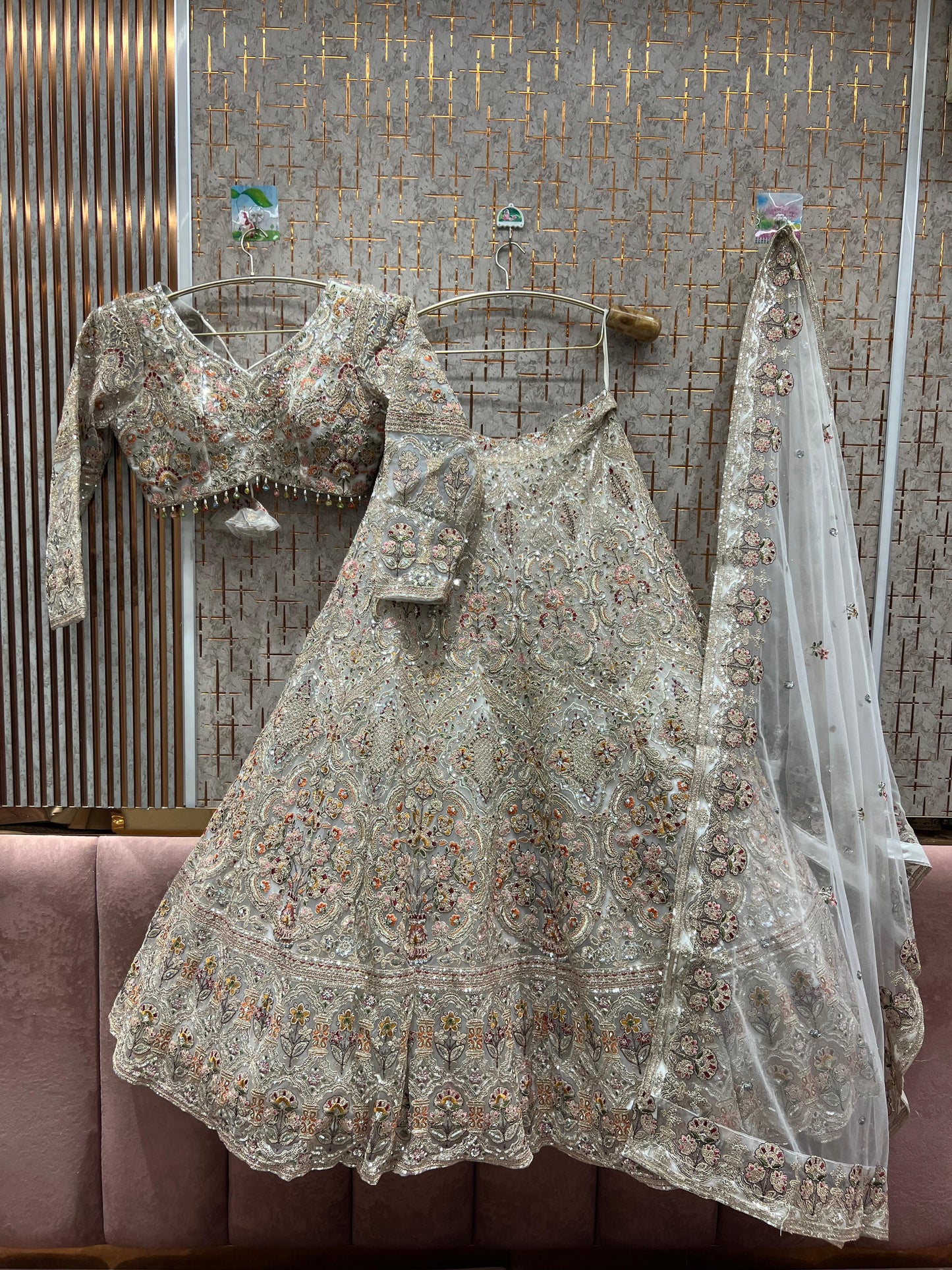 Impresionante crop top color melocotón claro con falda Lehenga.