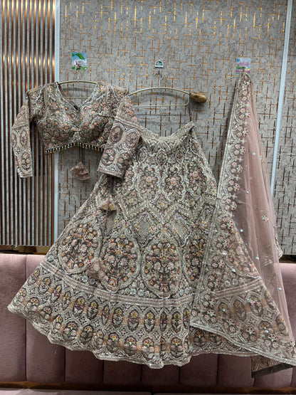 Impresionante crop top color melocotón claro con falda Lehenga.