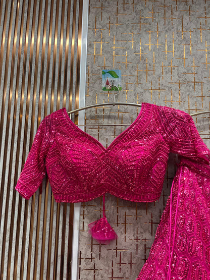 Impresionante lehenga monocolor rosa sobre rosa con top corto.