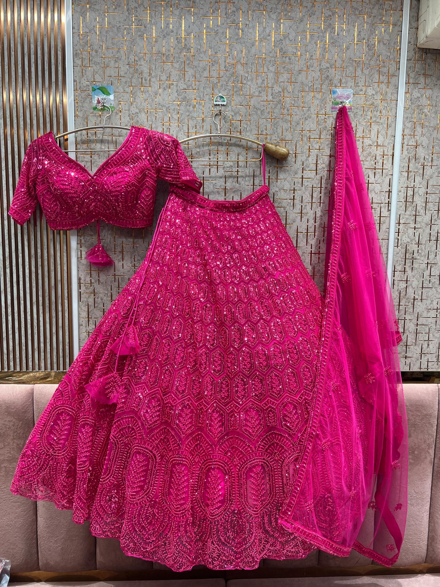 Impresionante lehenga monocolor rosa sobre rosa con top corto.