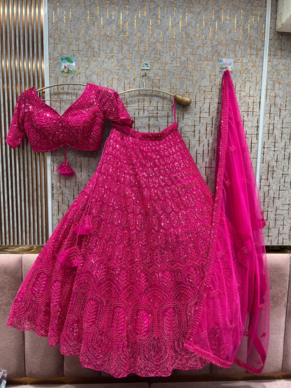 Impresionante lehenga monocolor rosa sobre rosa con top corto.