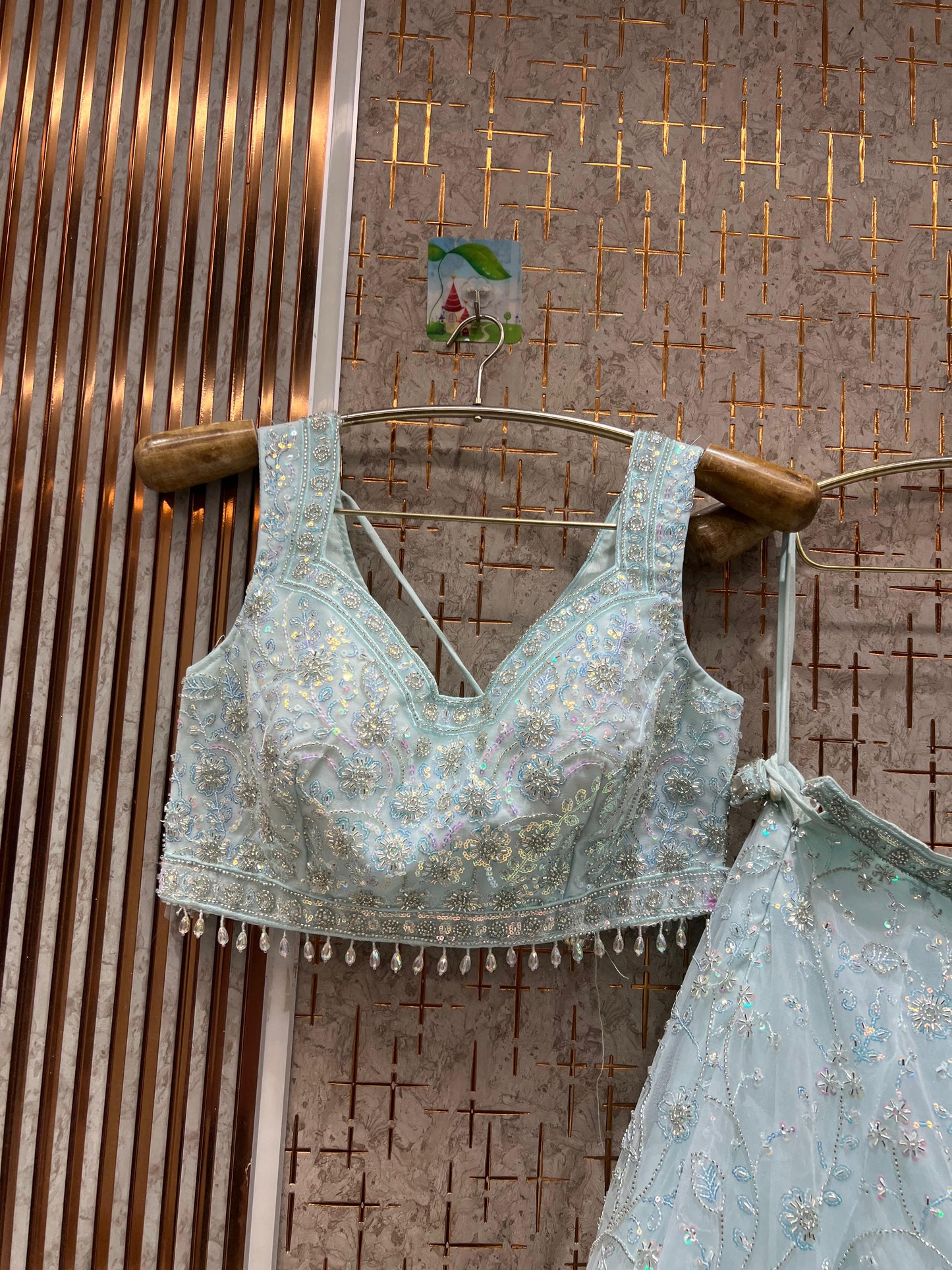 Conjunto de falda y top corto color azul cielo Khoobsurat.