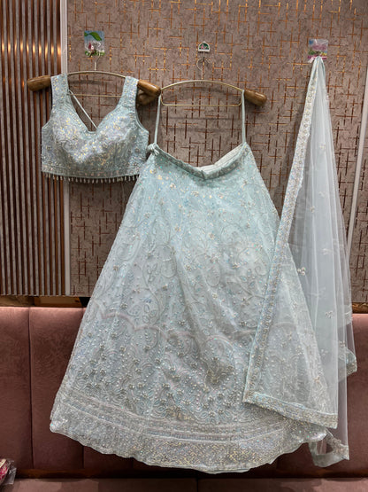 Conjunto de falda y top corto color azul cielo Khoobsurat.