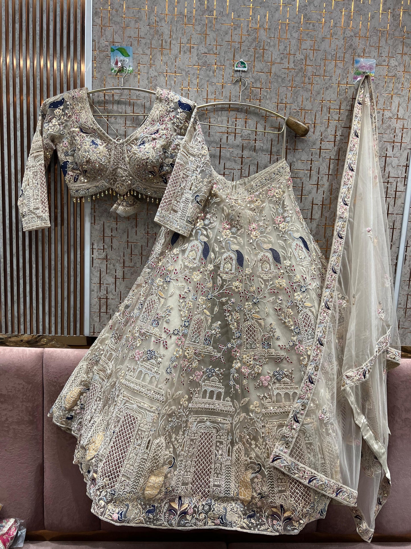 Lehenga con top corto de pavo real azul cielo, muy favorecedor.