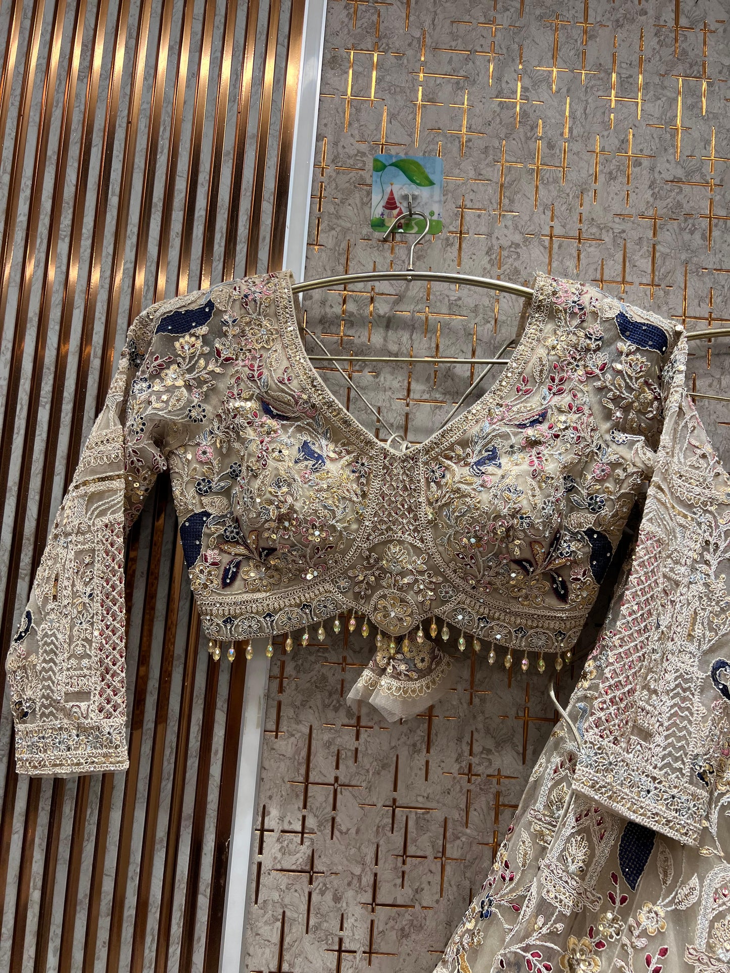 Lehenga con top corto de pavo real azul cielo, muy favorecedor.