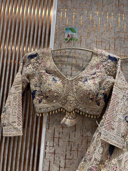 Lehenga con top corto de pavo real azul cielo, muy favorecedor.