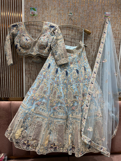 Lehenga con top corto de pavo real azul cielo, muy favorecedor.