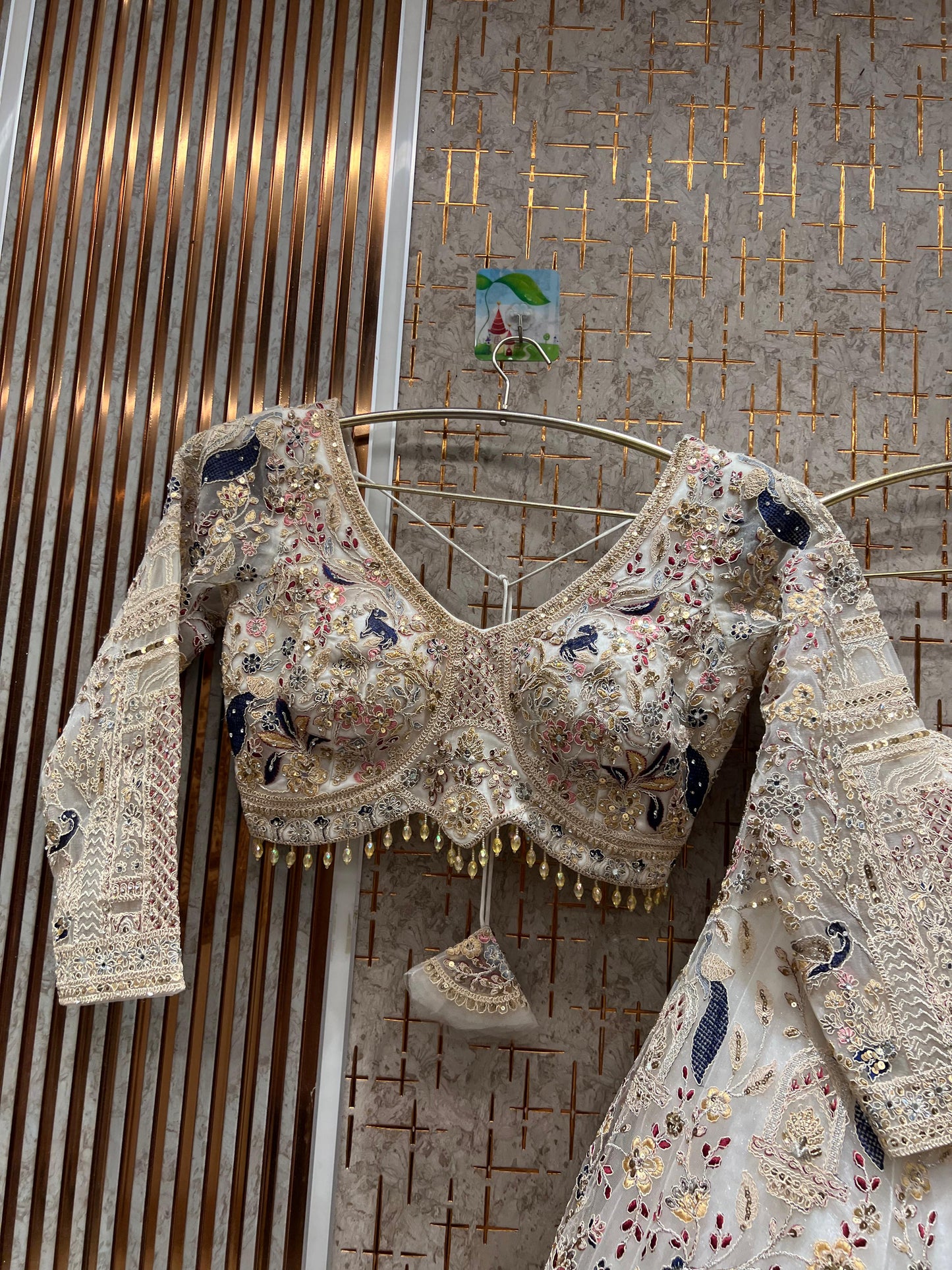 Lehenga con top corto de pavo real azul cielo, muy favorecedor.