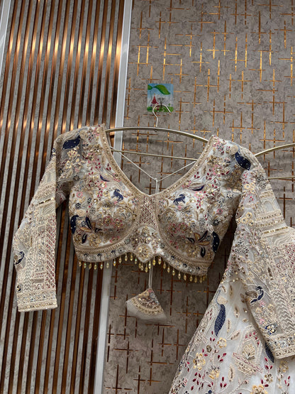 Lehenga con top corto de pavo real azul cielo, muy favorecedor.