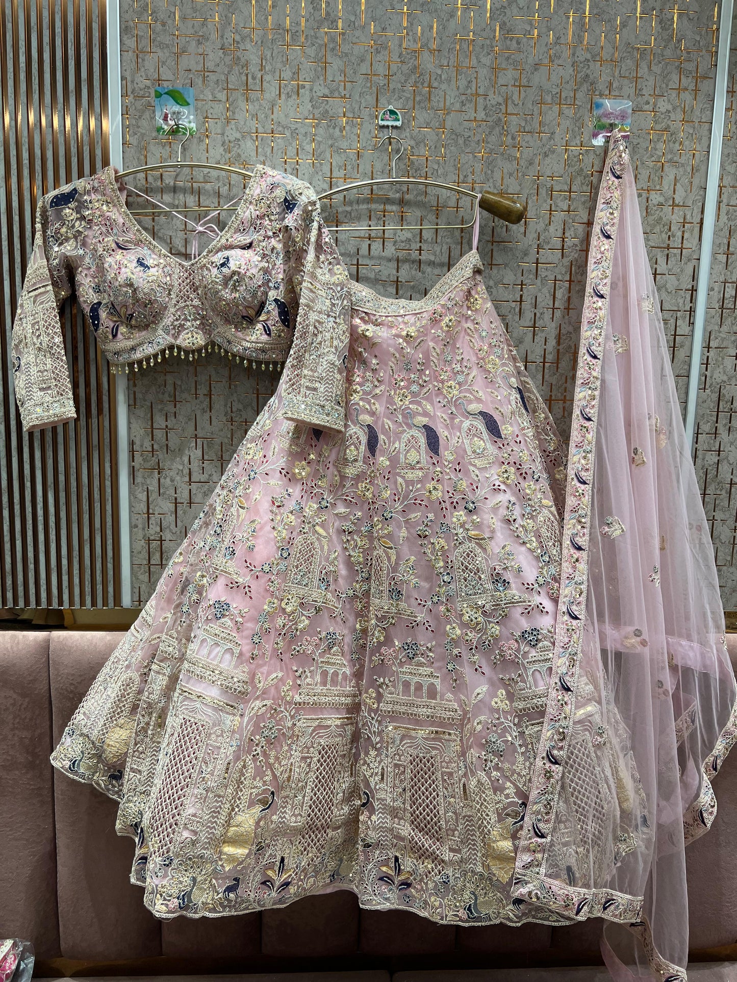 Lehenga con top corto de pavo real azul cielo, muy favorecedor.