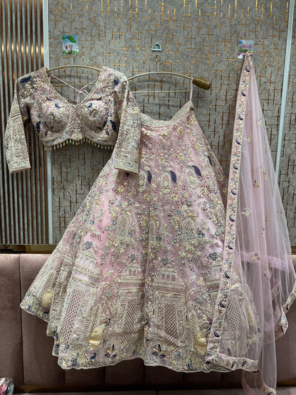 Lehenga con top corto de pavo real azul cielo, muy favorecedor.