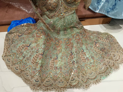 Lehenga con top corto azul cielo estilo pavo real y vuelo amplio.