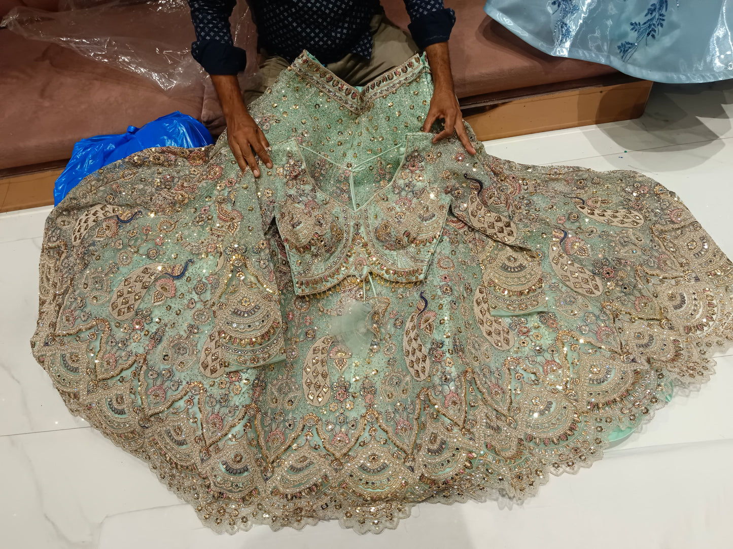 Lehenga con top corto azul cielo estilo pavo real y vuelo amplio.