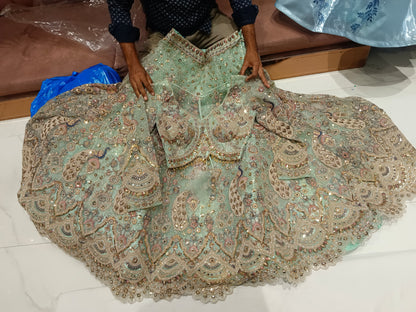 Lehenga con top corto azul cielo estilo pavo real y vuelo amplio.