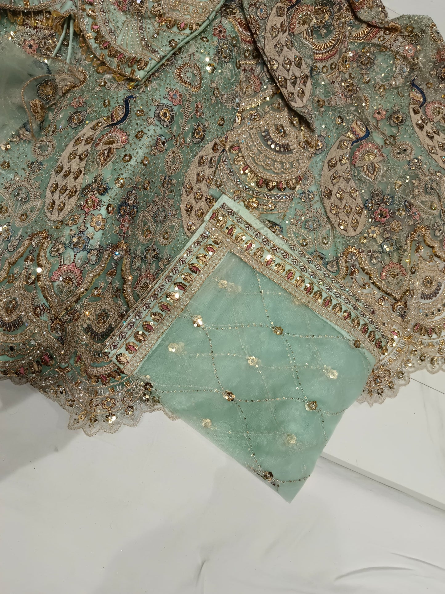 Lehenga con top corto azul cielo estilo pavo real y vuelo amplio.